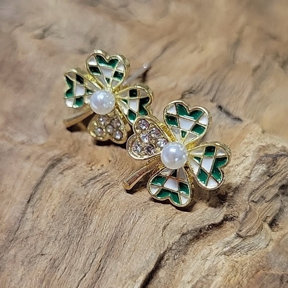 ‼️3/$30 Four Leaf Clover Stud Earrings With Green Enamel Leaves And Pearl Center - Picture 3 of 7